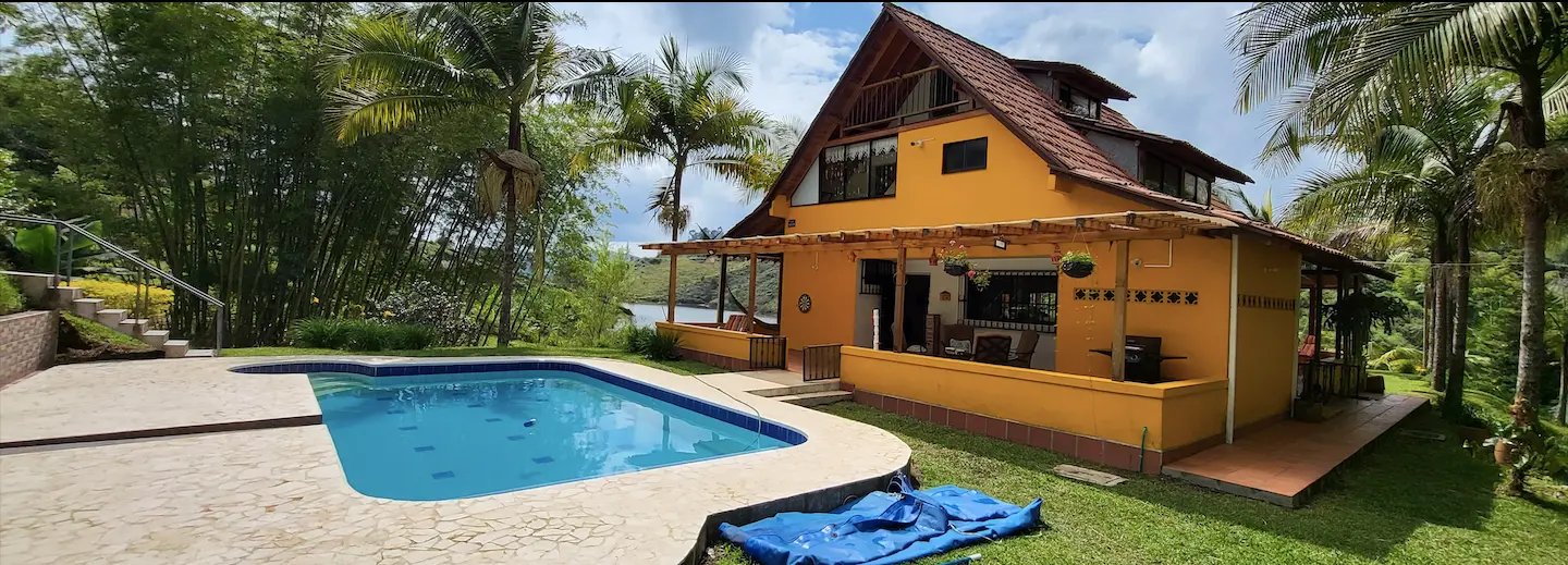 Fachada de finca premium en Guatapé, Antioquia, Colombia