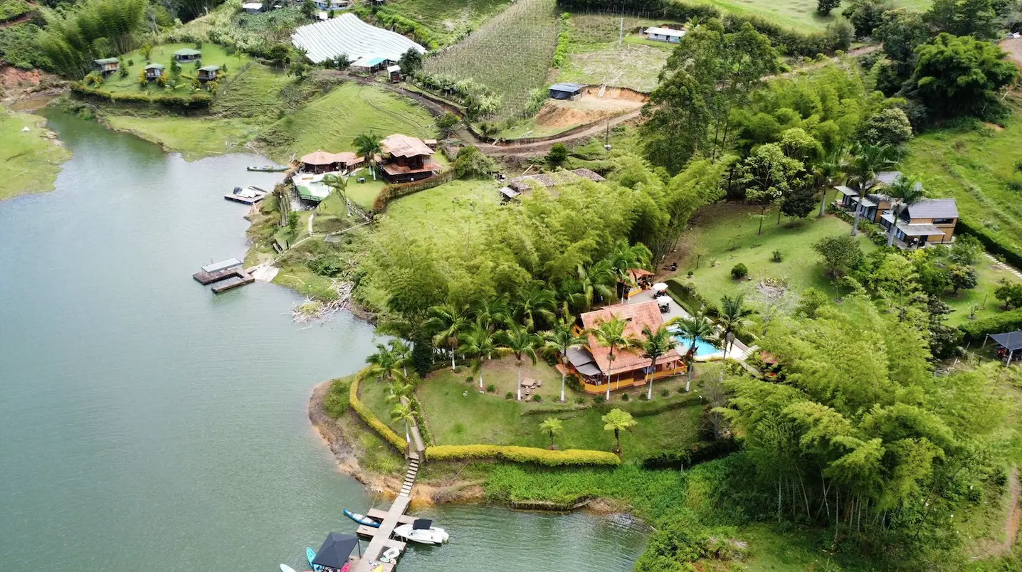 Vista panorámica del embalse Peñol-Guatapé, Guatapé, Colombia